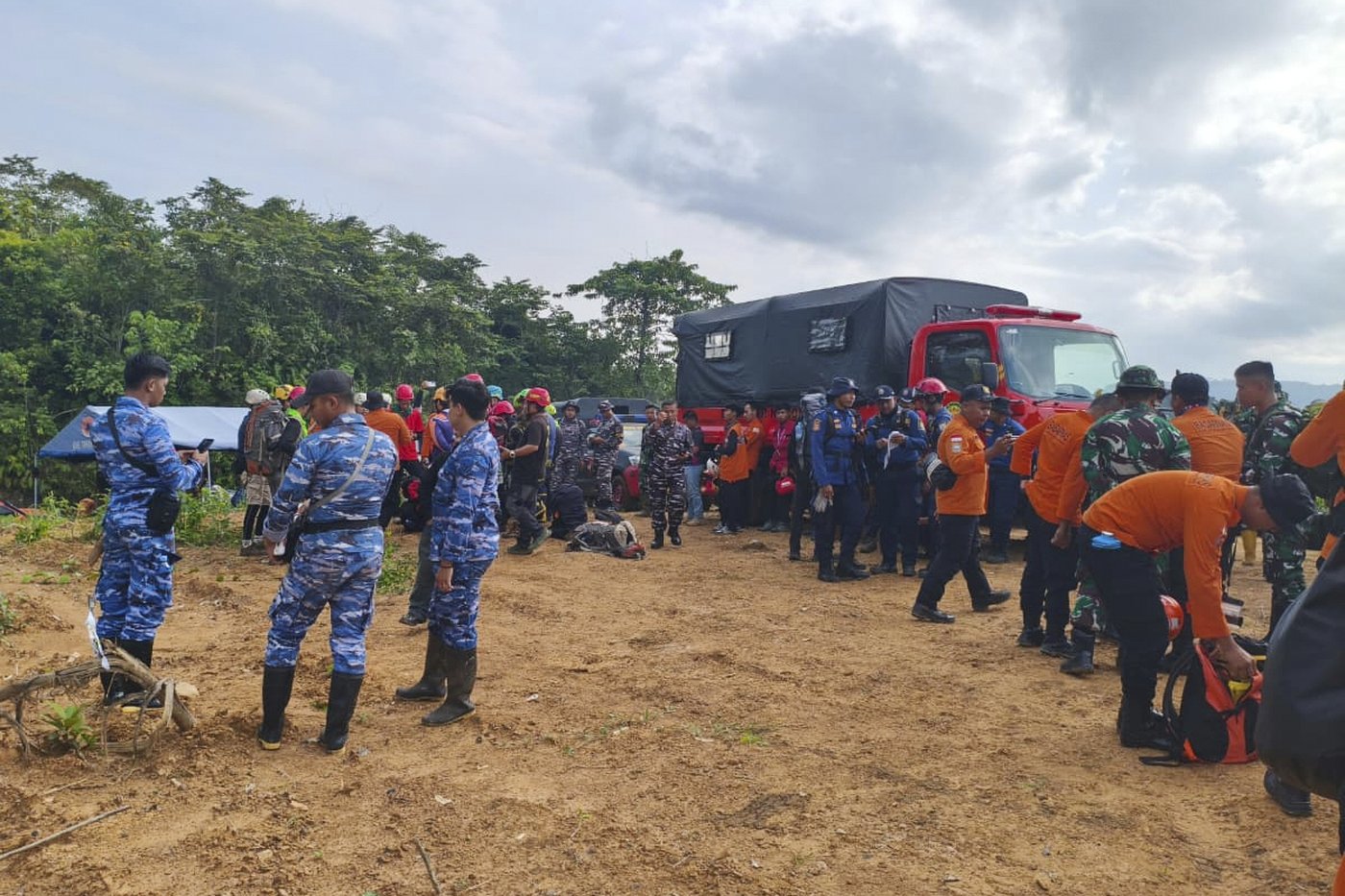 Rescuers search for helicopter that went missing in Indonesia's Borneo | iNFOnews.ca