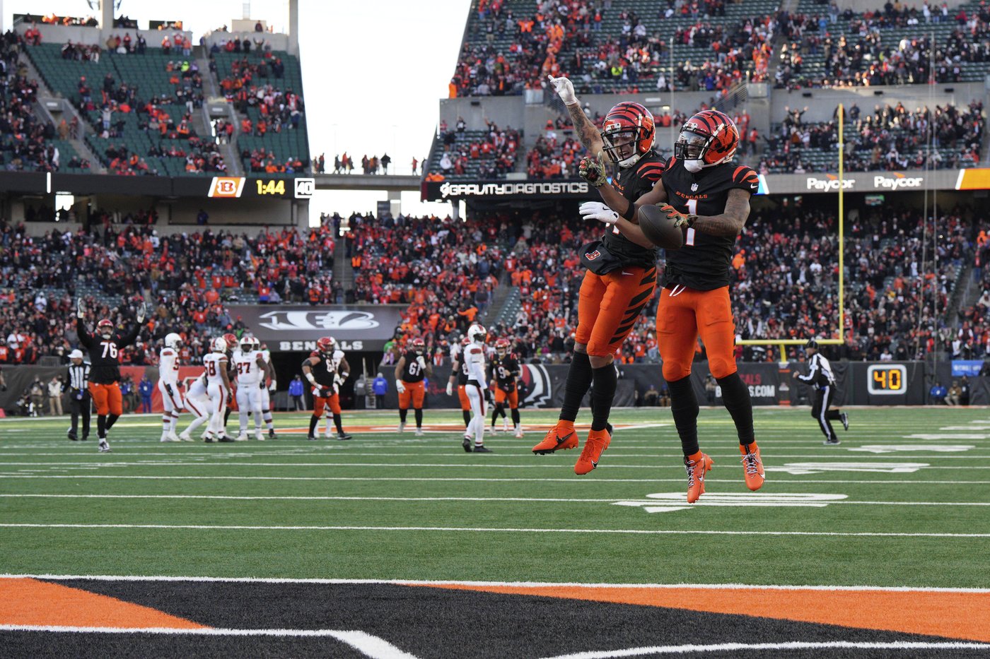 Burrow throws 3 TD passes and Bengals keep playoff hopes alive with 24-6 victory over Browns | iNFOnews.ca