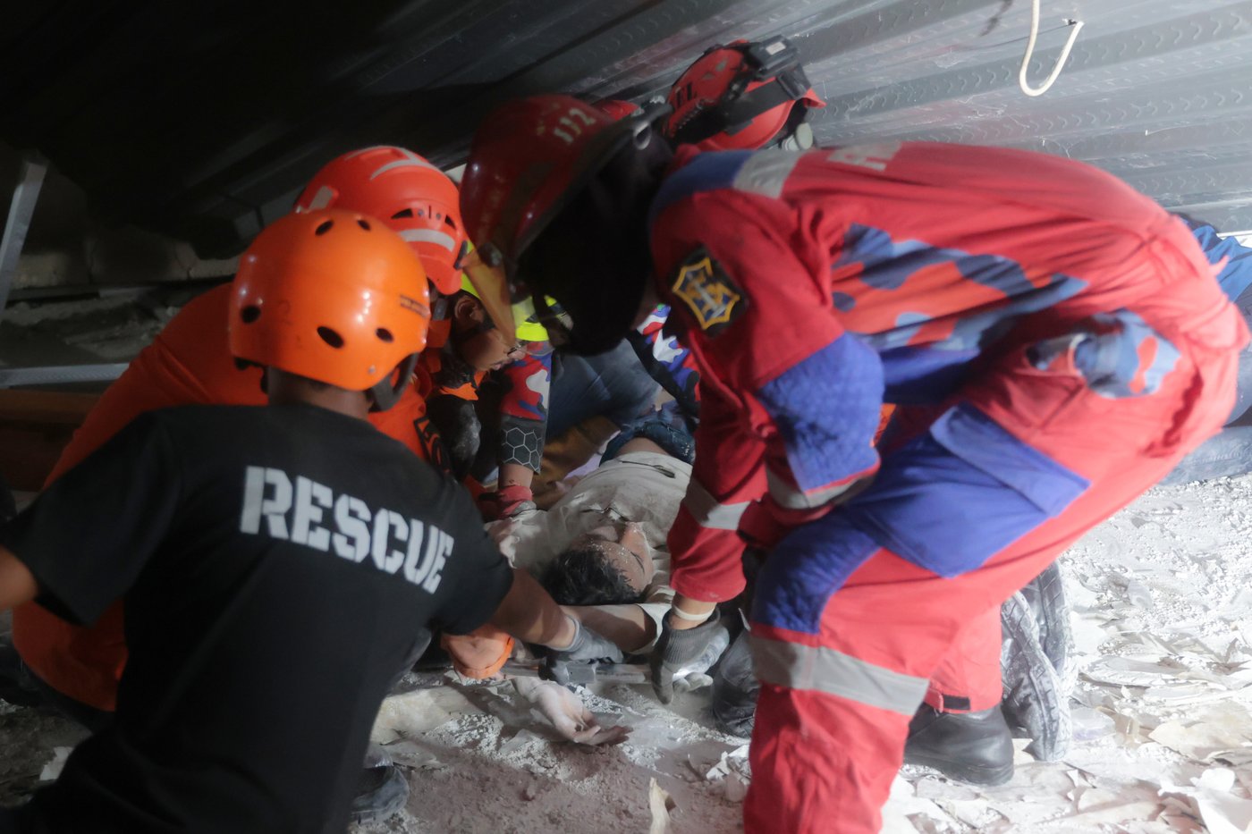 Rescuers run oxygen to survivors in Indonesia school building collapse that buried dozens | iNFOnews.ca Rescuers run oxygen to survivors in Indonesia school building collapse that buried dozens | iNFOnews.ca