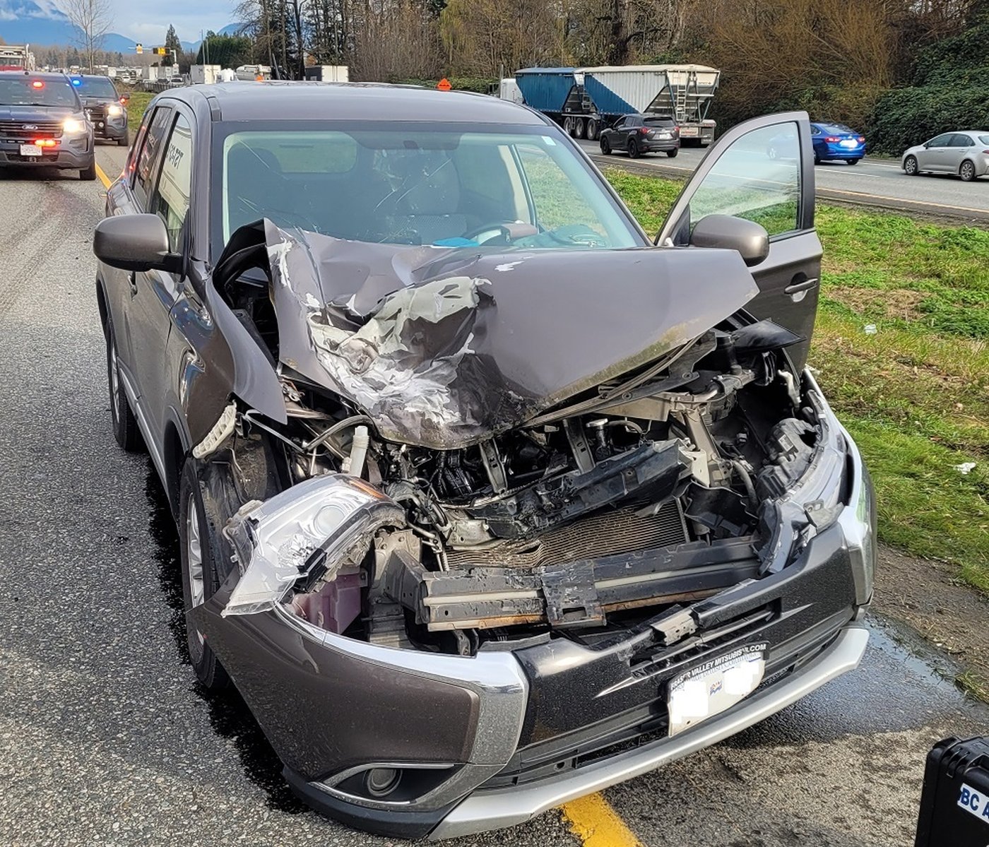 Loose wheel from truck crashes head-on into SUV on B.C. highway | iNFOnews.ca