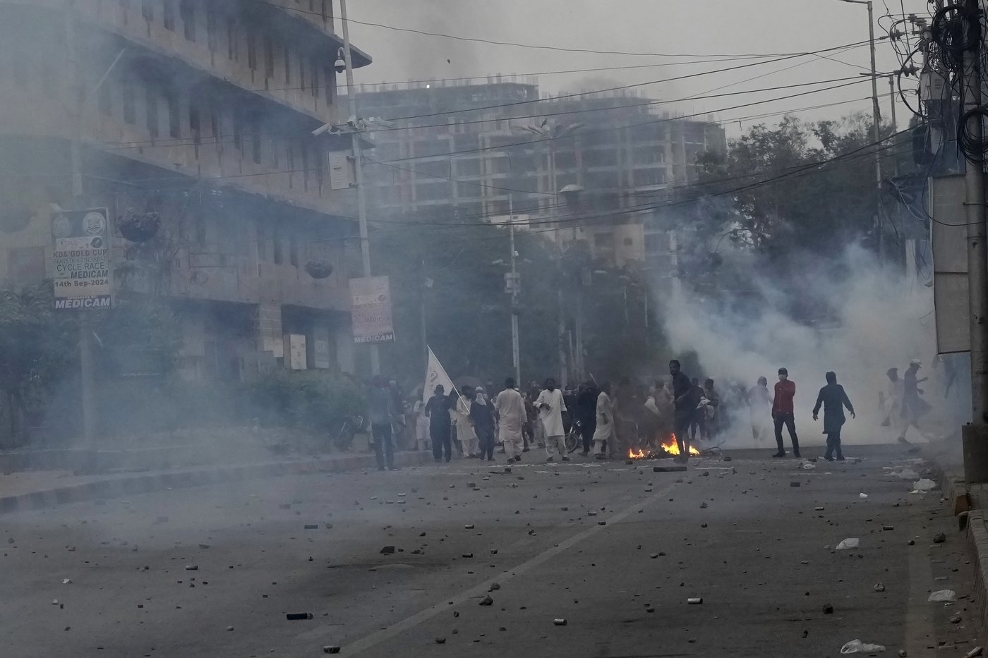Pakistani police fire tear gas and charge protesters in Karachi | iNFOnews.ca Pakistani police fire tear gas and charge protesters in Karachi | iNFOnews.ca