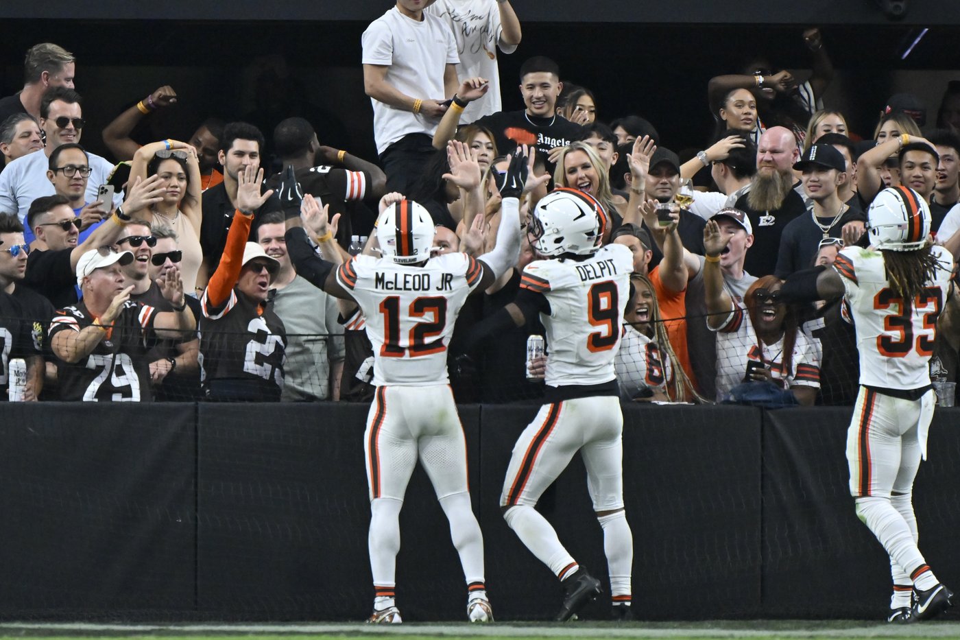 Raiders hold off Browns to win 20-16 behind defense and newfound running game | iNFOnews.ca Raiders hold off Browns to win 20-16 behind defense and newfound running game | iNFOnews.ca