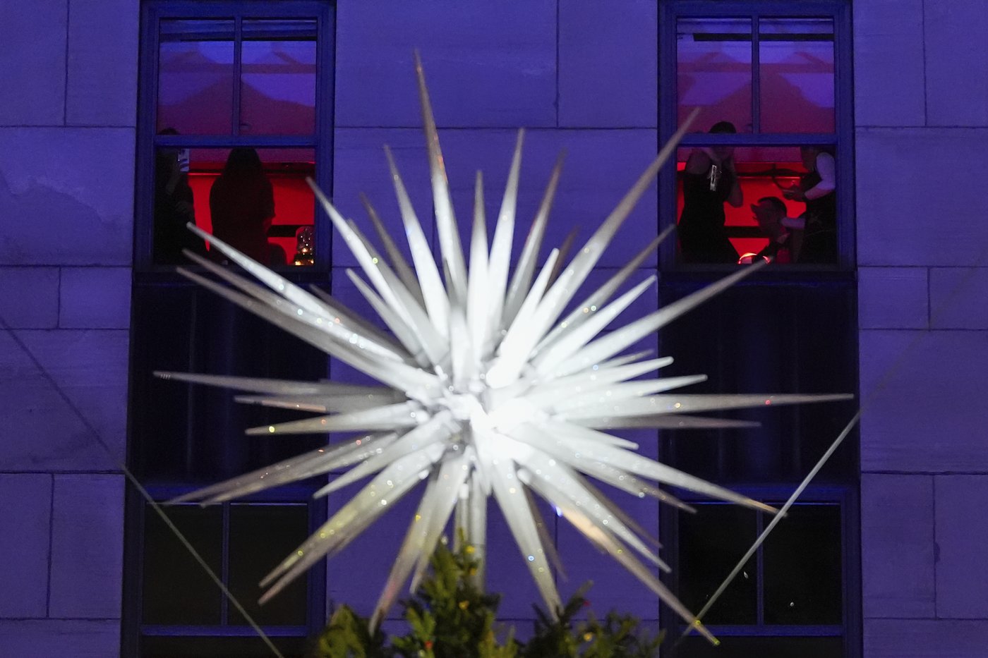 The Rockefeller Center Christmas tree lights up in New York City | iNFOnews.ca