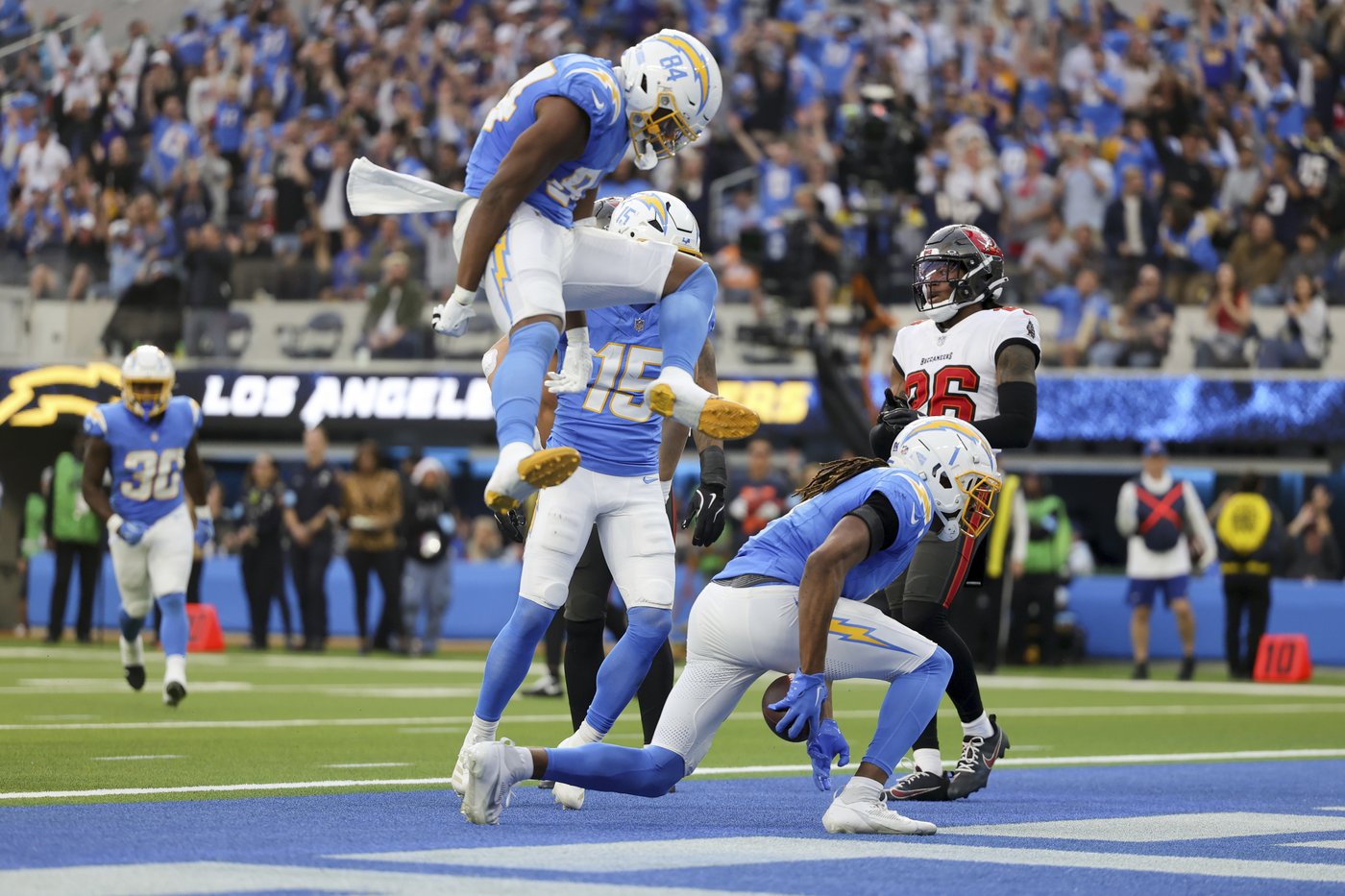 Chargers fall apart in a disastrous second half, capped by Herbert's first interception in 3 months | iNFOnews.ca