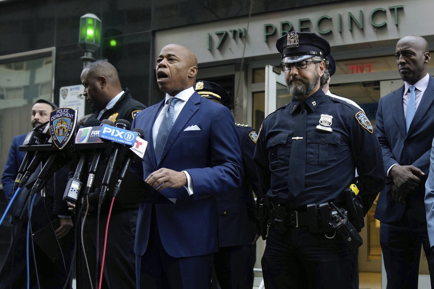 3 people are killed in random stabbings in New York City. A suspect is in custody | iNFOnews.ca 3 people are killed in random stabbings in New York City. A suspect is in custody | iNFOnews.ca