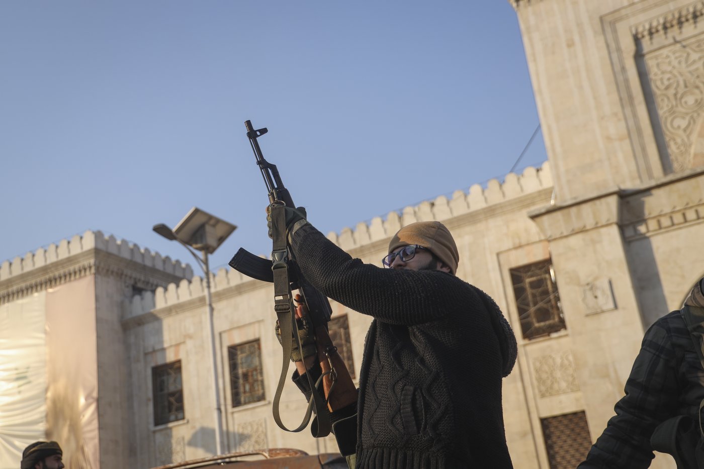 Thousands flee as Syrian insurgents advance to the doorstep of the country's third-largest city | iNFOnews.ca