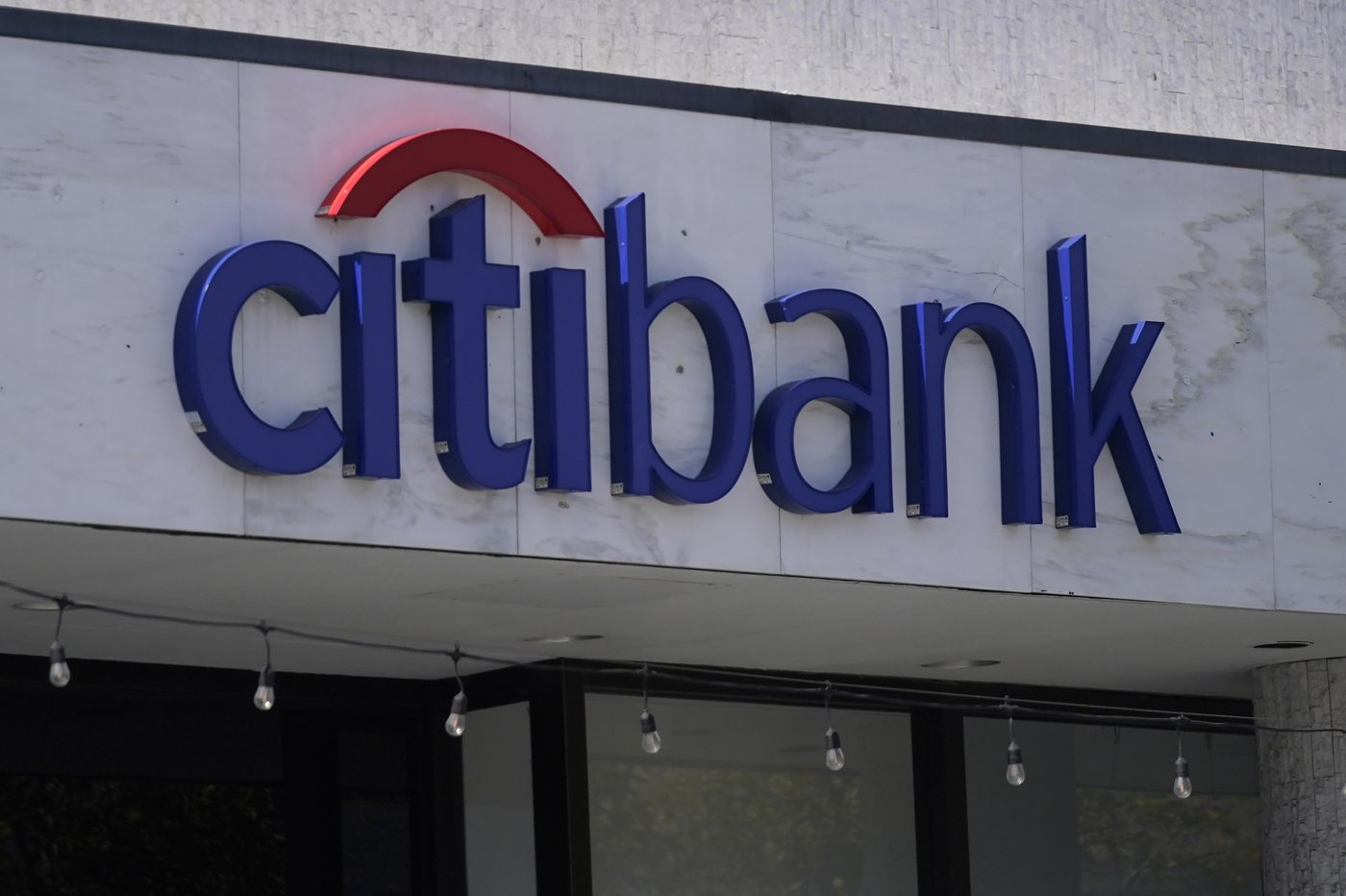 Trump wrong, U.S. banks can and do operate in Canada, association and professor say | iNFOnews.ca
