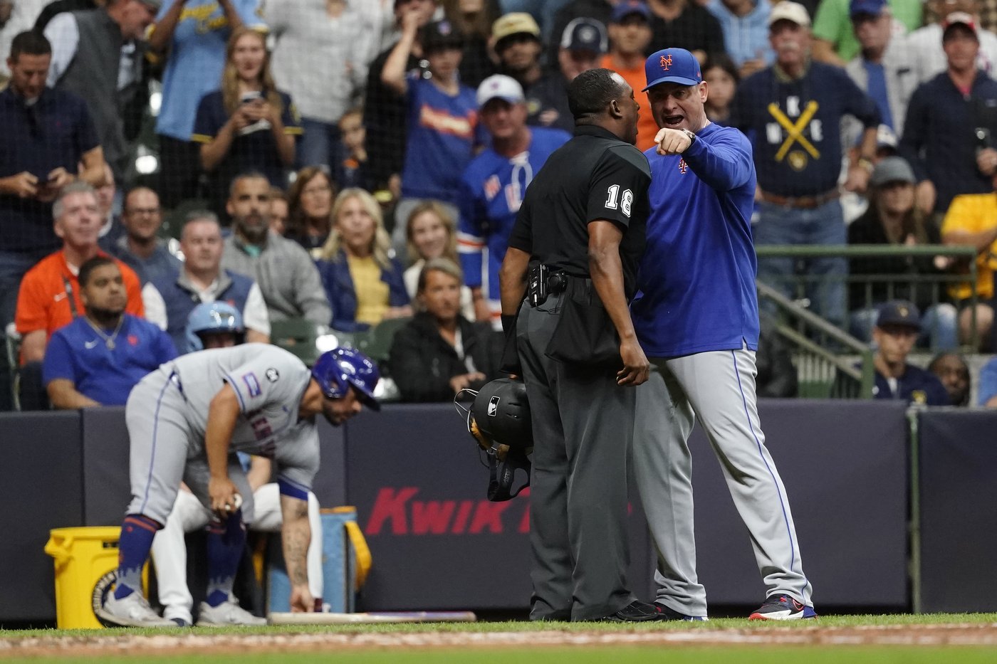 Mets manager Carlos Mendoza ejected from pivotal game against Brewers | iNFOnews.ca
