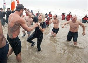 Lady Gaga, Vince Vaughn take icy plunge into Chicago's Lake Michigan for Special Olympics | iNFOnews.ca CP32104424