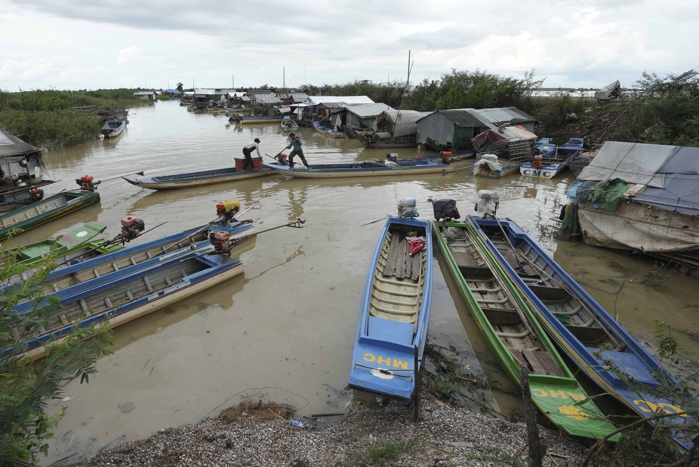 Cambodian fishermen turn to raising eels as Tonle Sap lake runs out of fish | iNFOnews.ca Cambodian fishermen turn to raising eels as Tonle Sap lake runs out of fish | iNFOnews.ca