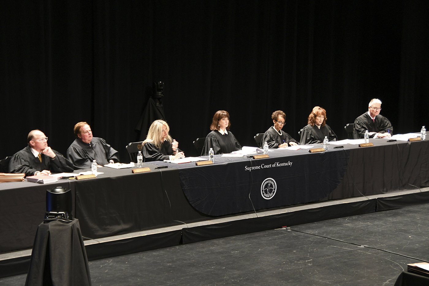 Kentucky's highest court strikes down a city's ban on no-knock warrants | iNFOnews.ca