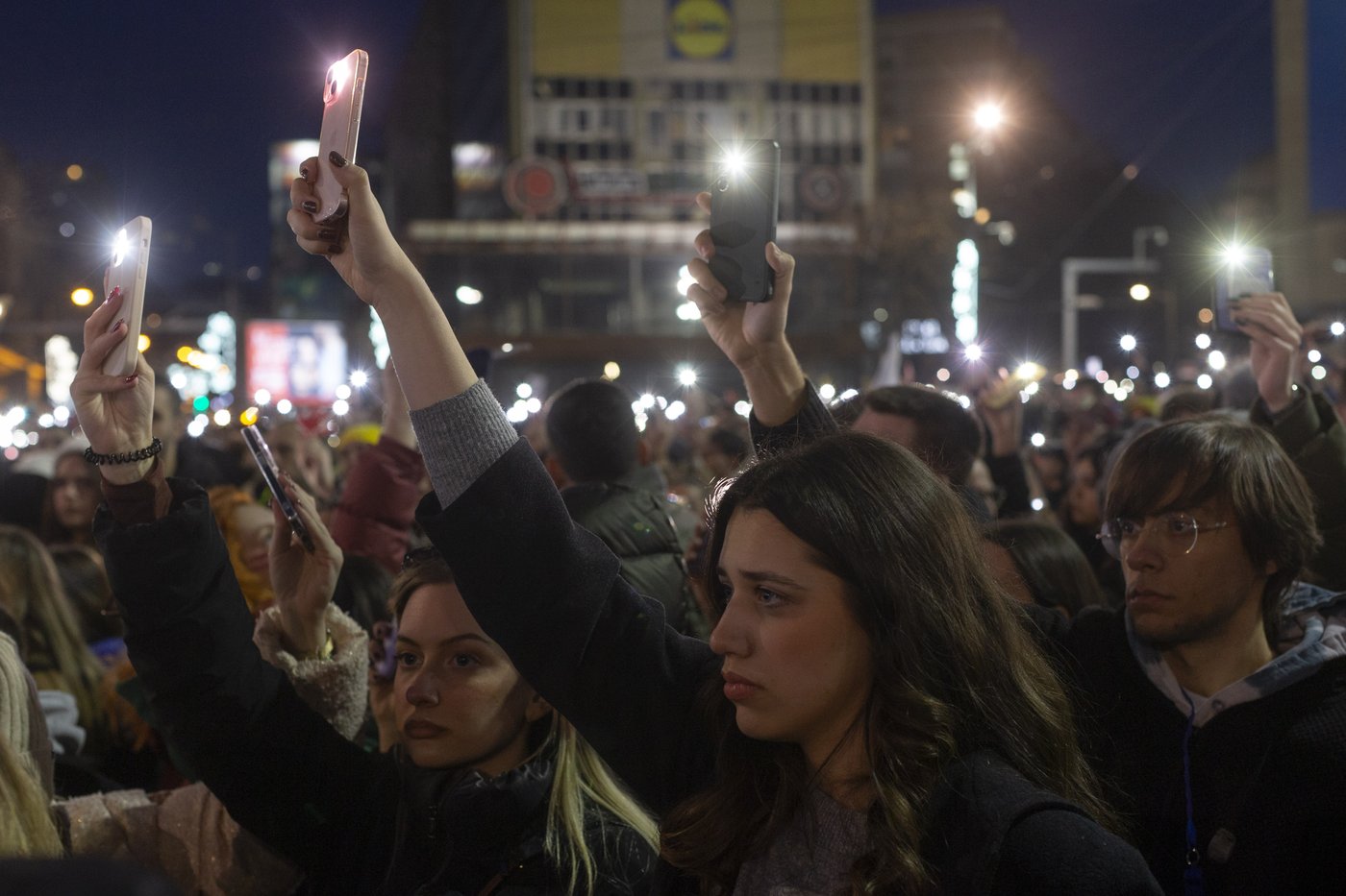 Thousands stream into Belgrade square to protest against populist Serbian leadership | iNFOnews.ca