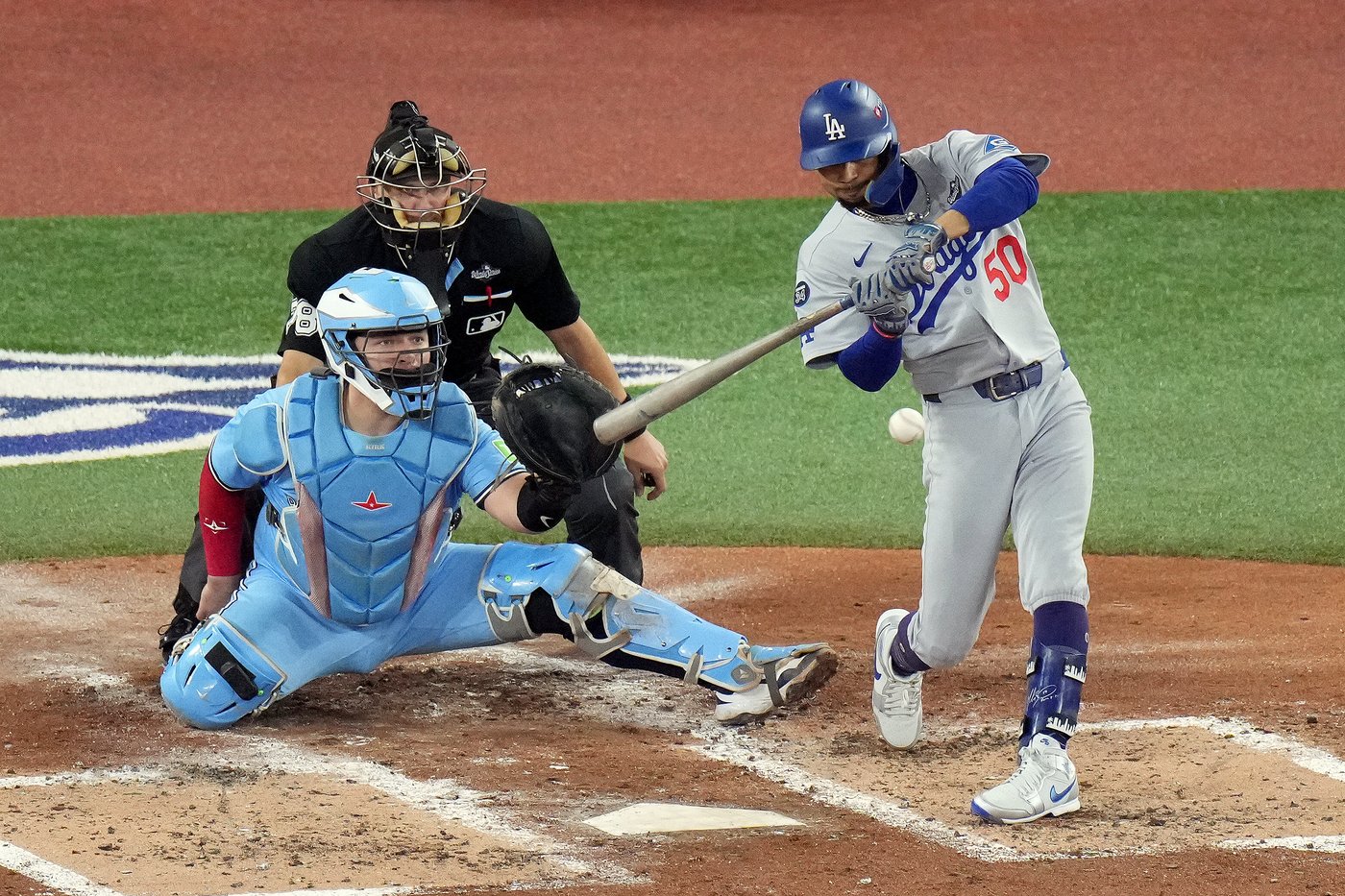 Photo Gallery: Dodgers beat Jays 3-1 to force Game 7 | iNFOnews.ca