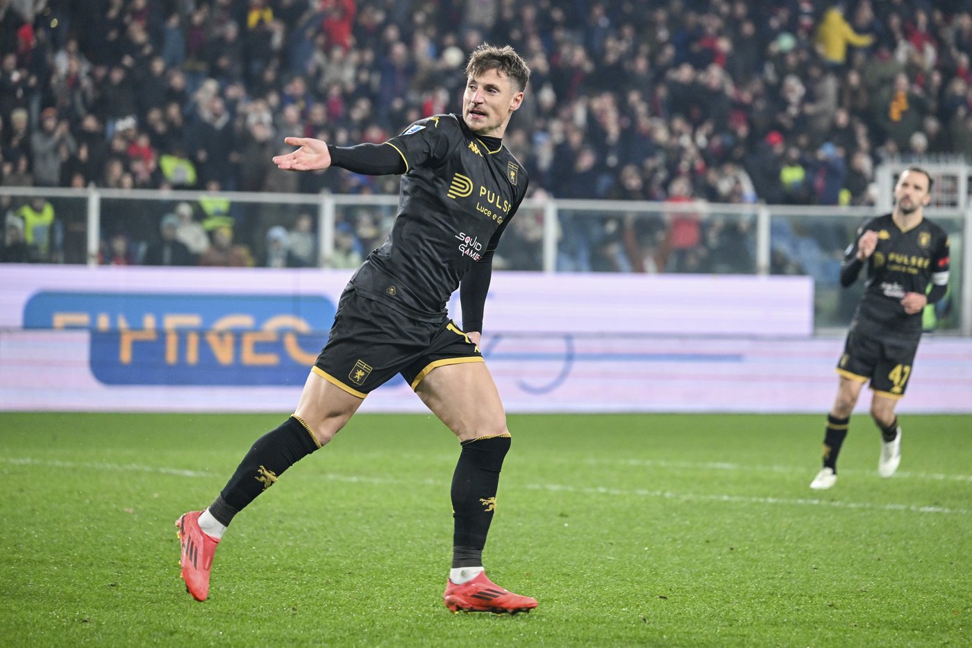 Balotelli almost scores first goal for Genoa but Napoli holds on to lead Serie A again | iNFOnews.ca Balotelli almost scores first goal for Genoa but Napoli holds on to lead Serie A again | iNFOnews.ca
