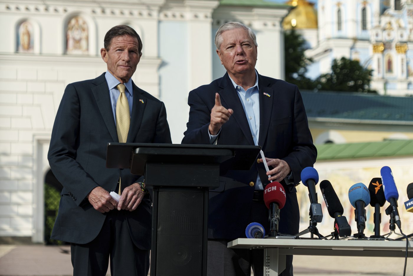 US senators pushing bipartisan bill on new Russia sanctions brief European allies and Ukraine | iNFOnews.ca