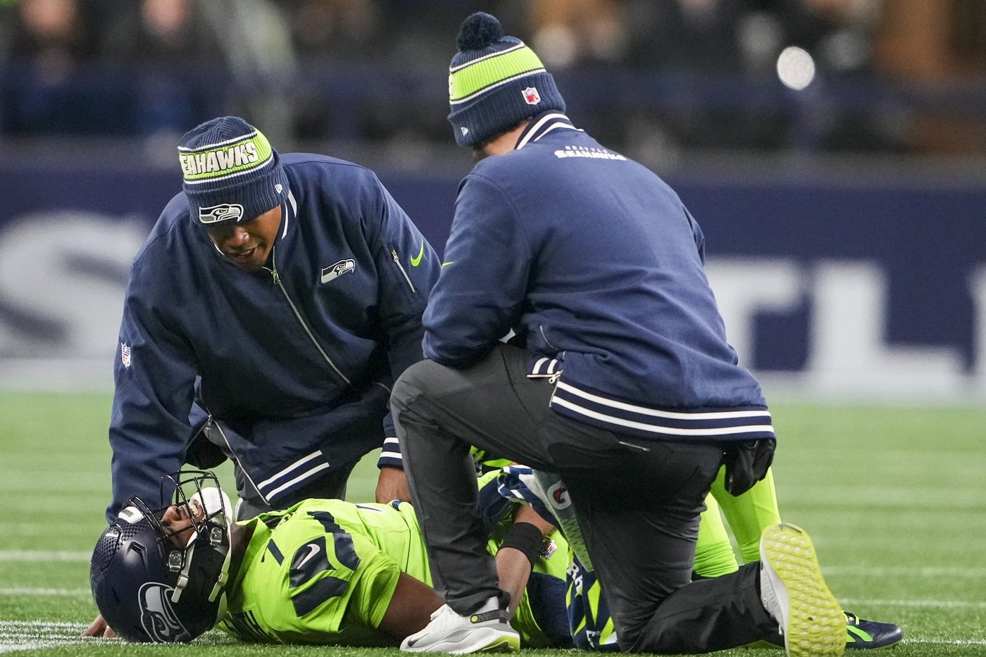 Seahawks QB Geno Smith exits with knee injury against Green Bay and will undergo testing | iNFOnews.ca
