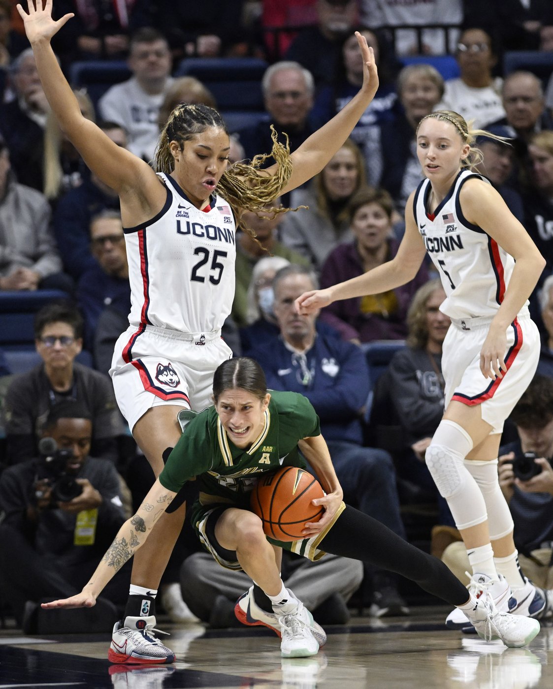 No. 2 UConn cruises past South Florida as Geno Auriemma pulls within a victory of NCAA record | iNFOnews.ca No. 2 UConn cruises past South Florida as Geno Auriemma pulls within a victory of NCAA record | iNFOnews.ca