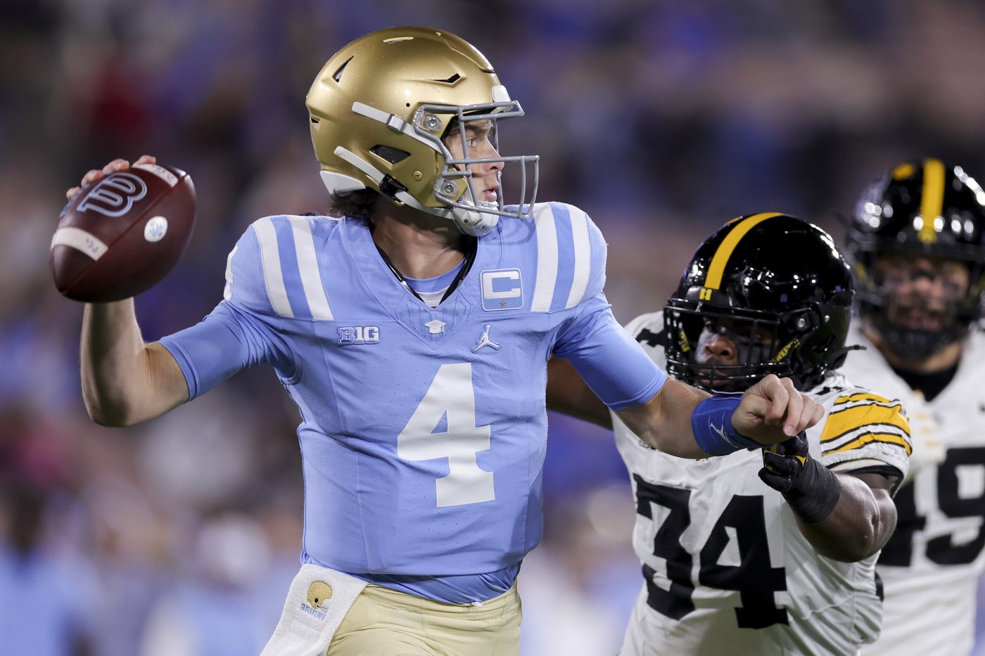Garbers, Schwesinger lead UCLA past Iowa 20-17 for Bruins' 3rd straight win | iNFOnews.ca Garbers, Schwesinger lead UCLA past Iowa 20-17 for Bruins' 3rd straight win | iNFOnews.ca
