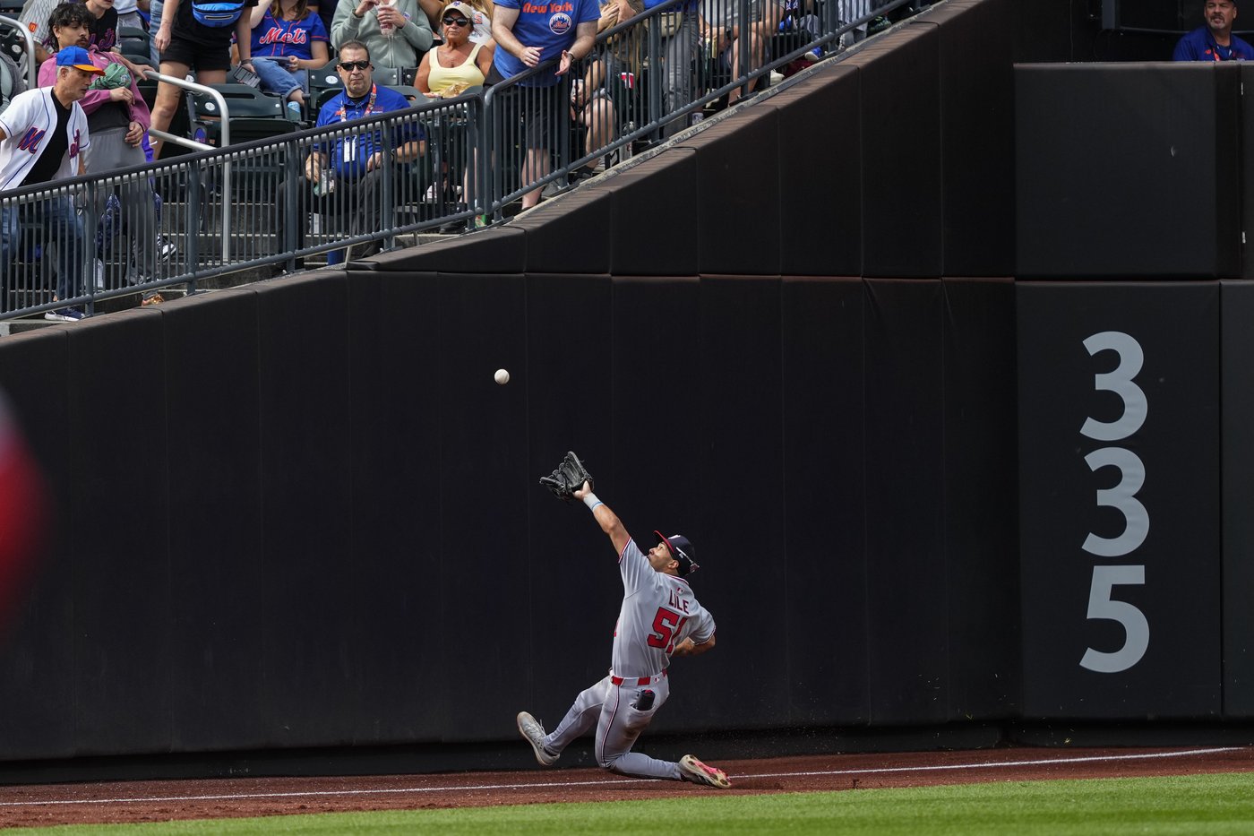 Nationals rookie Daylen Lile exits with knee injury after sliding into the wall against the Mets | iNFOnews.ca Nationals rookie Daylen Lile exits with knee injury after sliding into the wall against the Mets | iNFOnews.ca