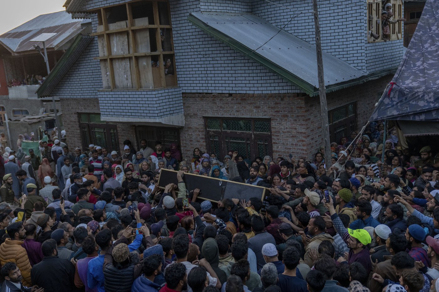 3 Indian soldiers and 2 civilians are killed in an alleged rebel ambush in Kashmir | iNFOnews.ca