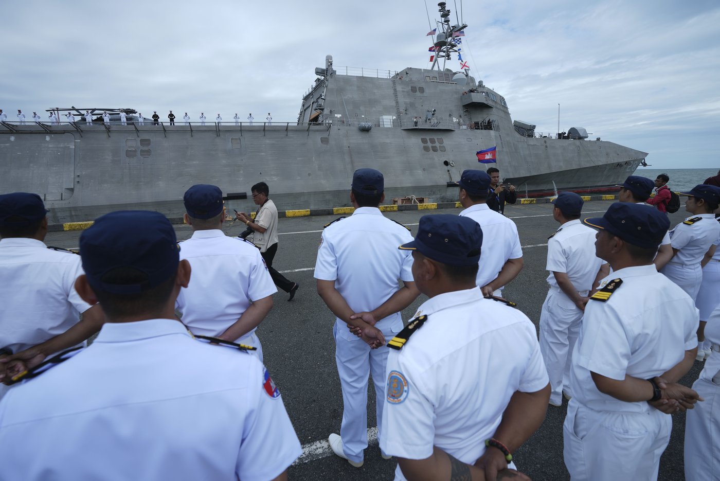 For the first time in 8 years, a US Navy ship makes a port call in Cambodia, a top Chinese ally | iNFOnews.ca For the first time in 8 years, a US Navy ship makes a port call in Cambodia, a top Chinese ally | iNFOnews.ca