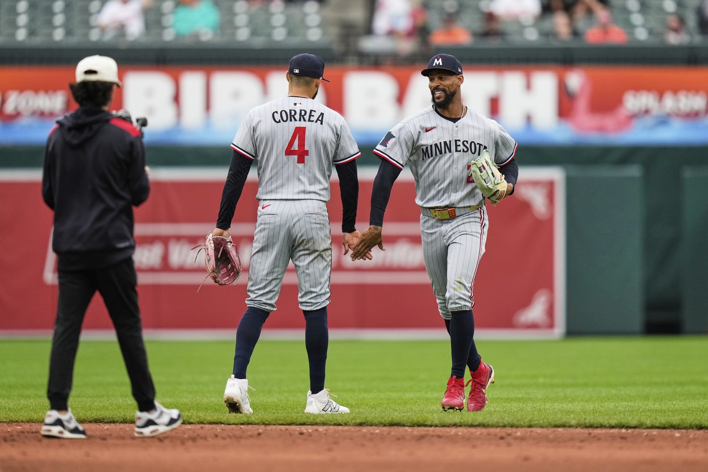 Twins' Carlos Correa goes on 7-day concussion injured list after colliding with Byron Buxton | iNFOnews.ca Twins' Carlos Correa goes on 7-day concussion injured list after colliding with Byron Buxton | iNFOnews.ca