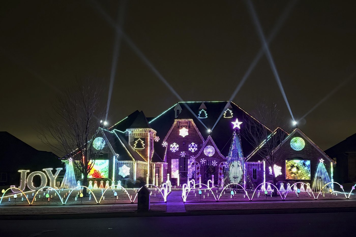 Elaborate holiday light displays are making spirits bright in a big way | iNFOnews.ca