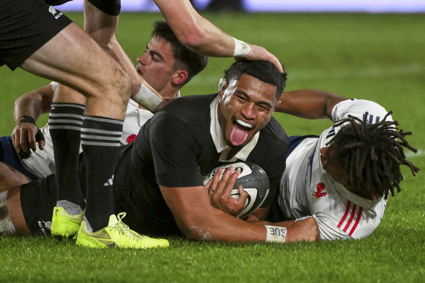 Improved All Blacks beat France 43-17 in the 2nd test to seal a series win | iNFOnews.ca