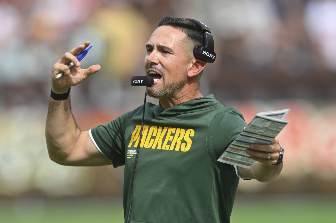 Amid the chaos during NFL games, coaches aim to maintain calm inside the headset | iNFOnews.ca