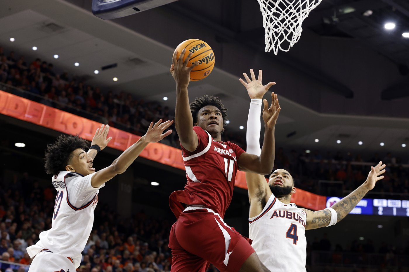 No. 1 Auburn overcomes a rough offensive performance to beat Arkansas | iNFOnews.ca