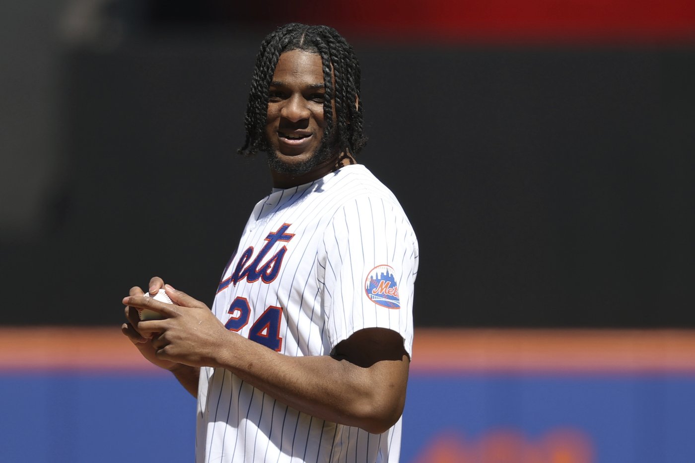 Zuby Ejiofor listens to St. John’s coach Rick Pitino and delivers solid 1st pitch at Mets game | iNFOnews.ca Zuby Ejiofor listens to St. John’s coach Rick Pitino and delivers solid 1st pitch at Mets game | iNFOnews.ca