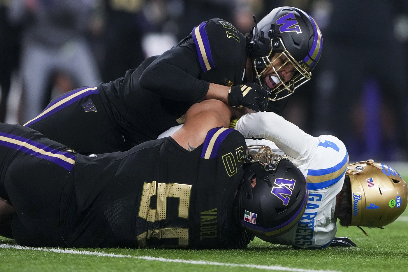 Desmond Williams Jr., Jonah Coleman lead Washington past UCLA 31-19 for bowl eligibility | iNFOnews.ca