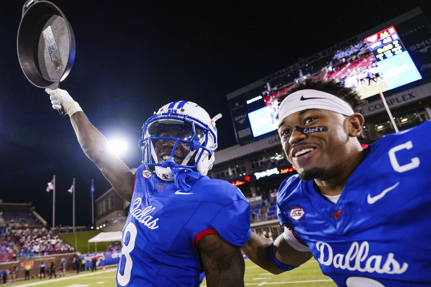 SMU gets 4 TDs from Smith and three more with offense watching, beats TCU 66-42 after Dykes ejected | iNFOnews.ca