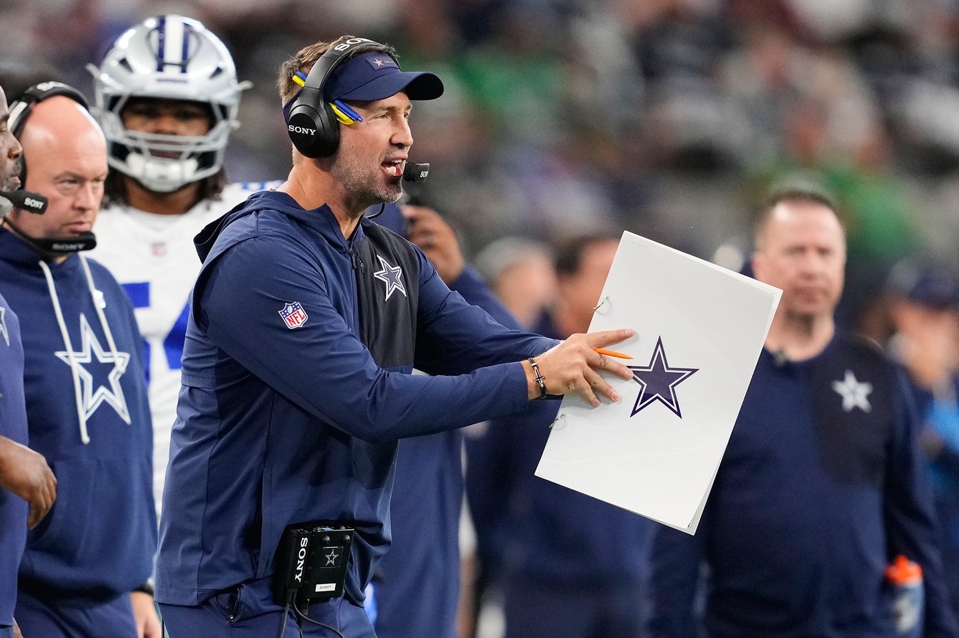 Cowboys don't challenge after refs miss tipped ball on roughing the punter call | iNFOnews.ca