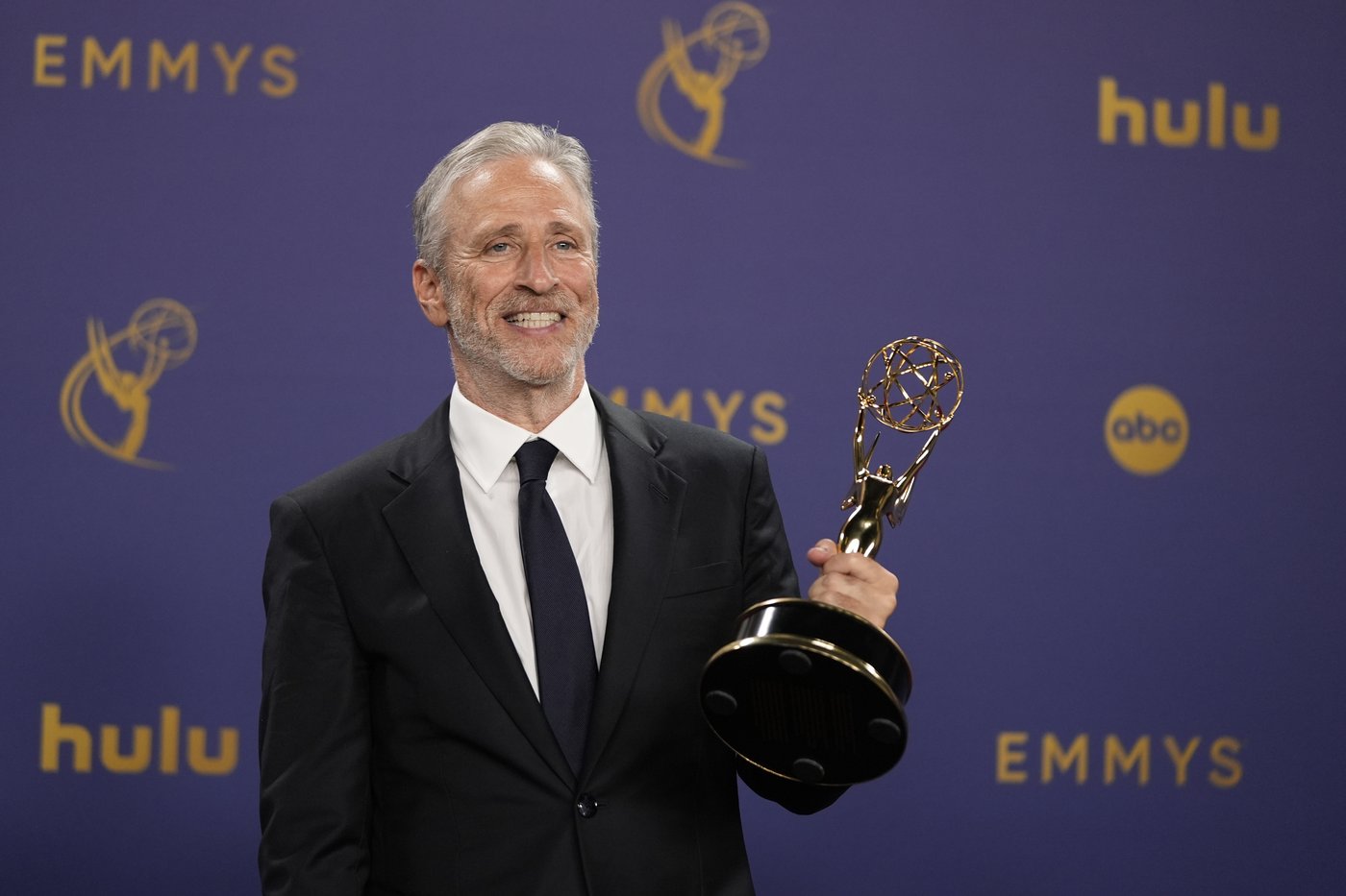 Jon Stewart will remain 'Daily Show' host on Mondays through 2025 | iNFOnews.ca