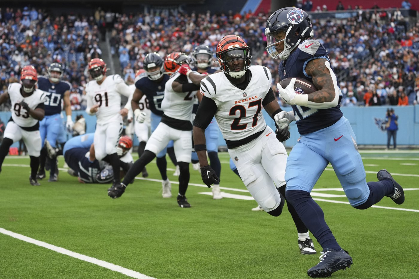 Cincinnati's Jordan Battle and Indy's Jonathan Taylor drop ball before goal line, negating TDs | iNFOnews.ca