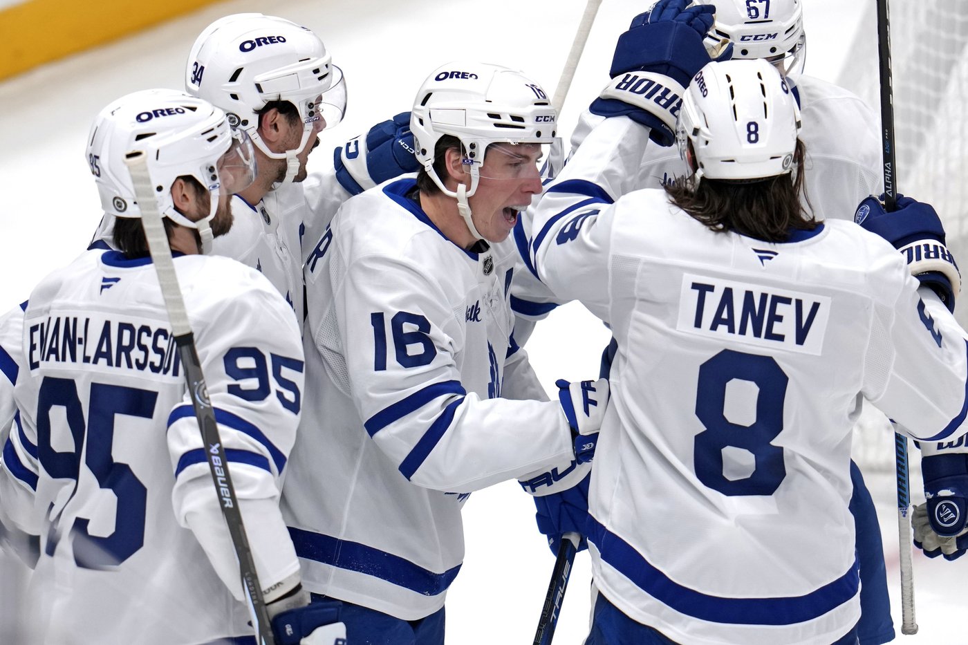 Bunting scores decisive power-play goal to power Penguins past Maple Leafs 5-2 | iNFOnews.ca Bunting scores decisive power-play goal to power Penguins past Maple Leafs 5-2 | iNFOnews.ca