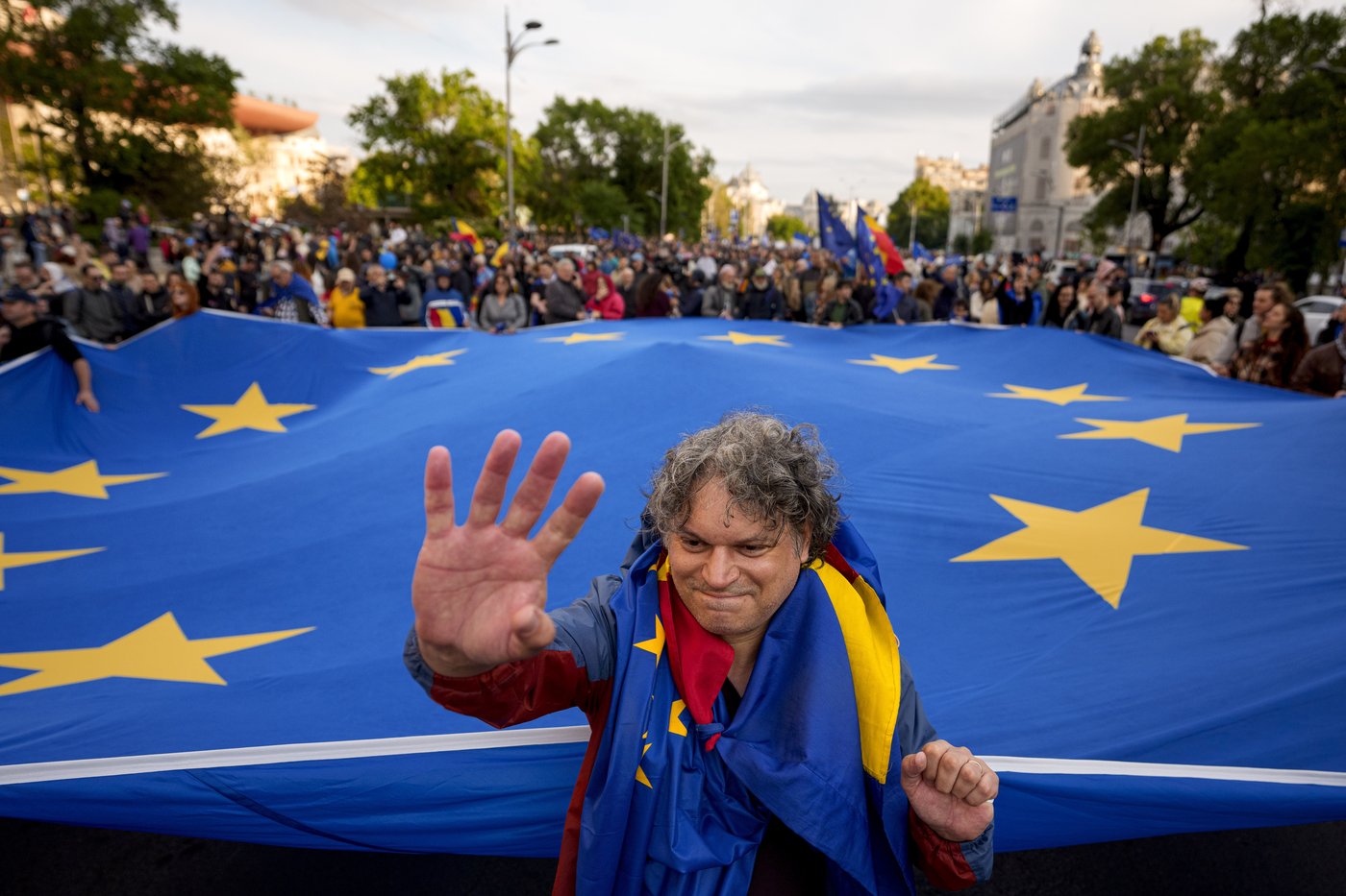 Thousands join a pro-EU rally in Romania’s capital as pivotal presidential runoff looms | iNFOnews.ca