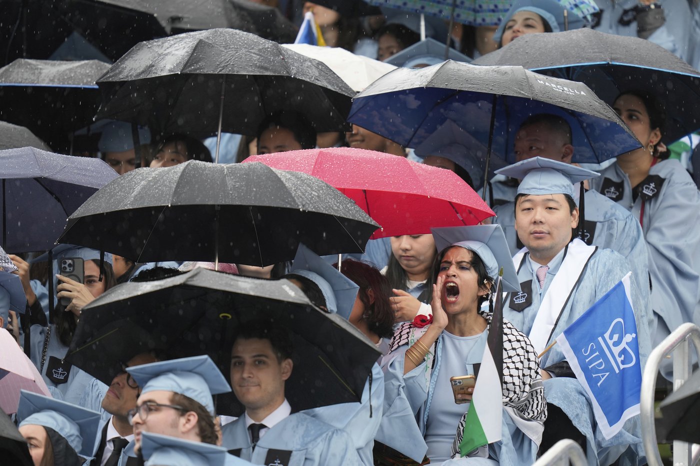 Over boos, Columbia University president notes Mahmoud Khalil's absence at graduation | iNFOnews.ca