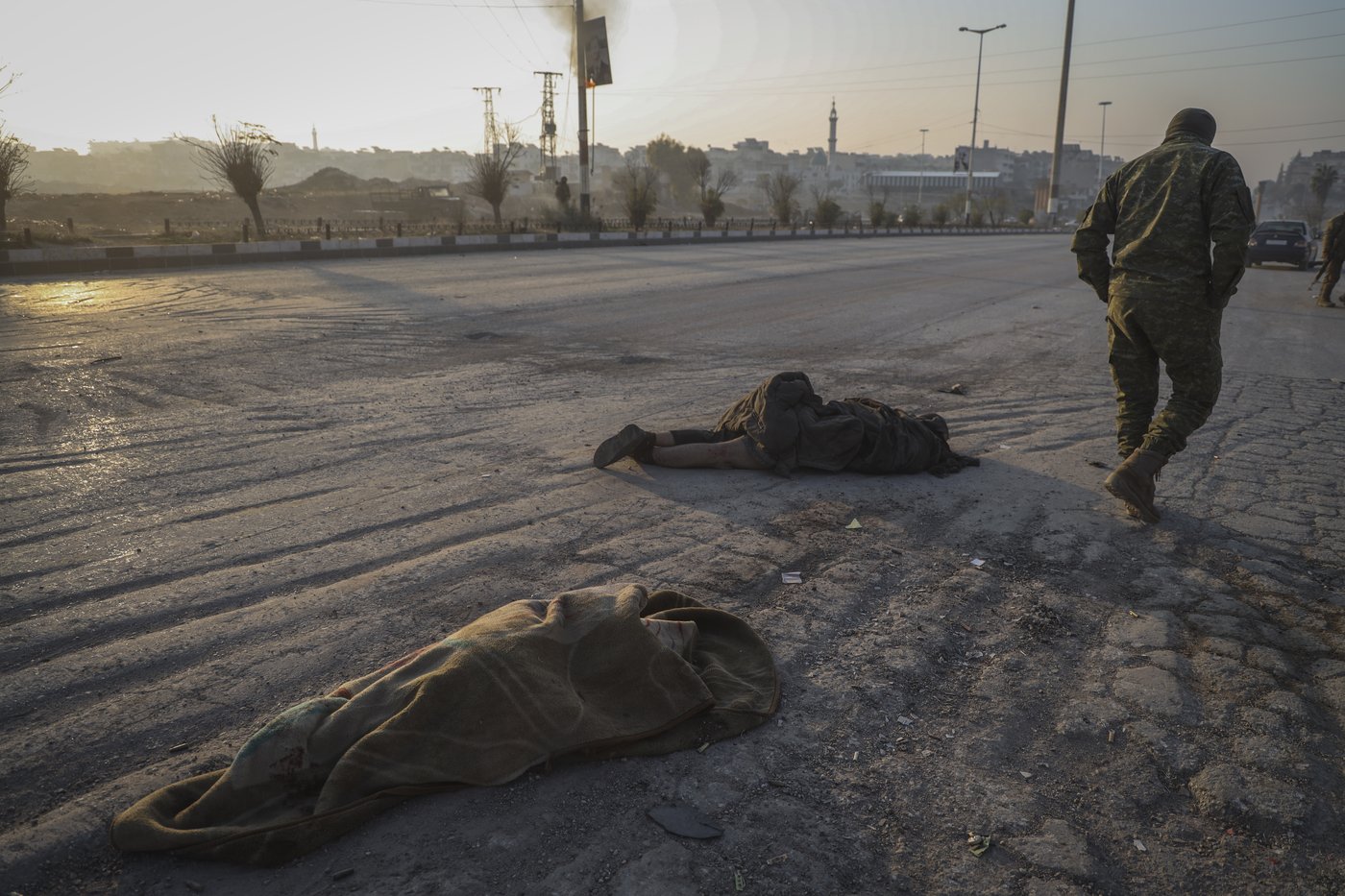Thousands flee as Syrian insurgents advance to the doorstep of the country's third-largest city | iNFOnews.ca