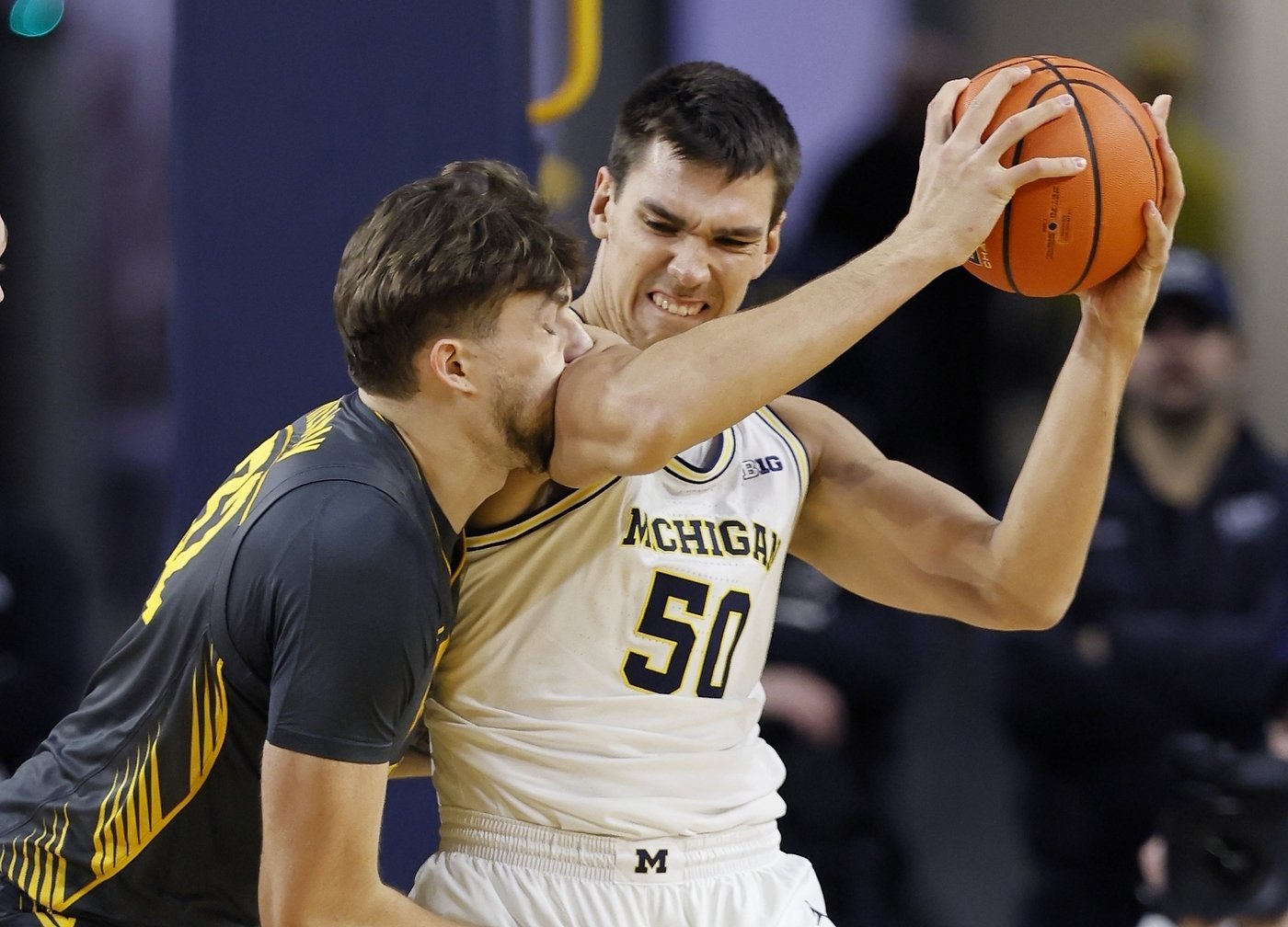 Gayle scores late to give Michigan 85-83 win over Iowa for Wolverines' 7th straight victory | iNFOnews.ca