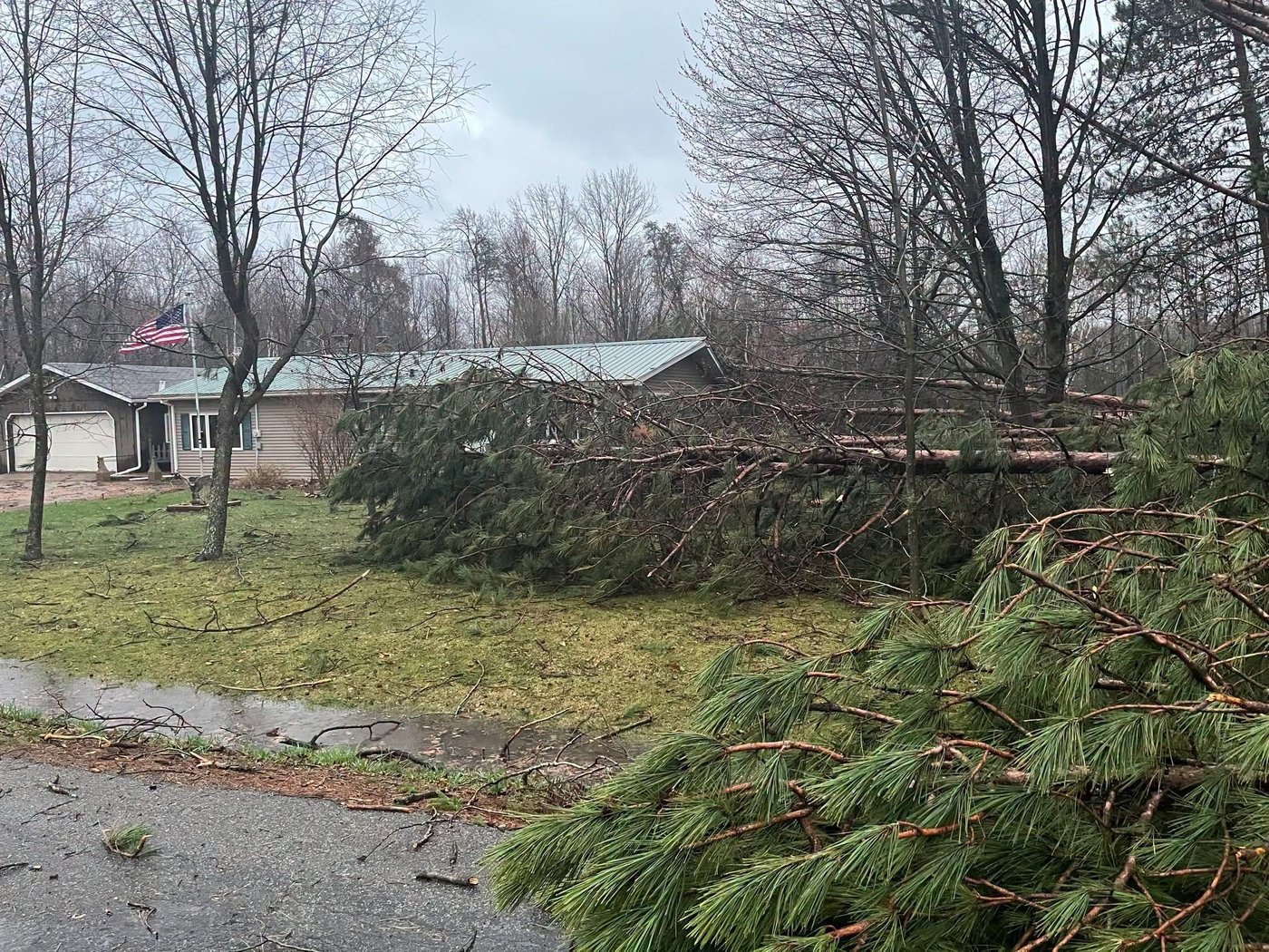 Powerful winds and reported tornadoes rip through the Midwest, leaving heavy damage but no deaths | iNwheels Powerful winds and reported tornadoes rip through the Midwest, leaving heavy damage but no deaths | iNwheels