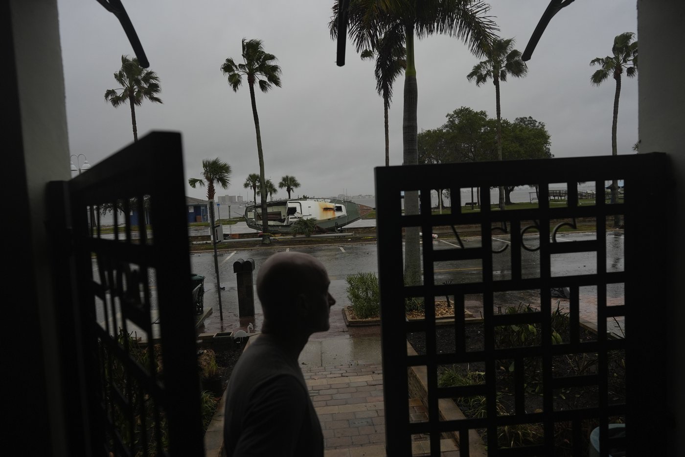 More than 2 million without power as Hurricane Milton slams Florida, causes deaths and flooding | iNFOnews.ca