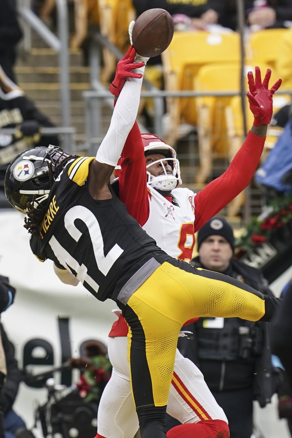 Veterans Hopkins, Brown provide big boost to Chiefs wide receiver group | iNFOnews.ca