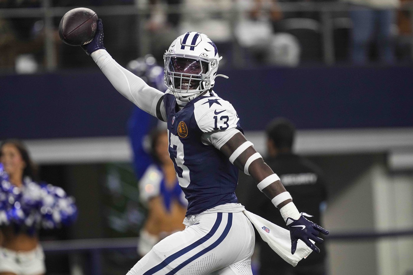 Overshown's flashy pick-6 boosts Cowboys in 27-20 Thanksgiving win over Giants | iNFOnews.ca Overshown's flashy pick-6 boosts Cowboys in 27-20 Thanksgiving win over Giants | iNFOnews.ca