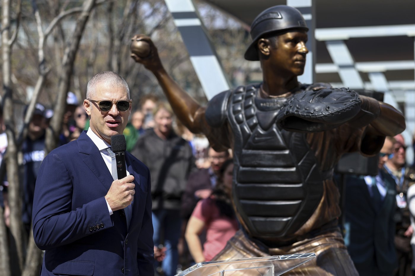Bronze statue of Joe Mauer unveiled by Minnesota Twins outside Target Field | iNFOnews.ca Bronze statue of Joe Mauer unveiled by Minnesota Twins outside Target Field | iNFOnews.ca