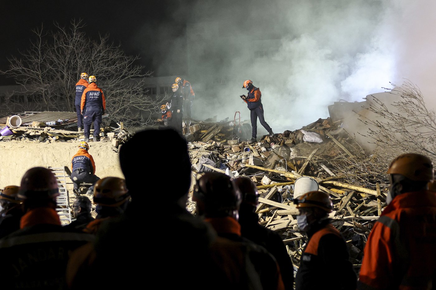 Apartment building collapses in central Turkey, killing 2 people | iNFOnews.ca Apartment building collapses in central Turkey, killing 2 people | iNFOnews.ca