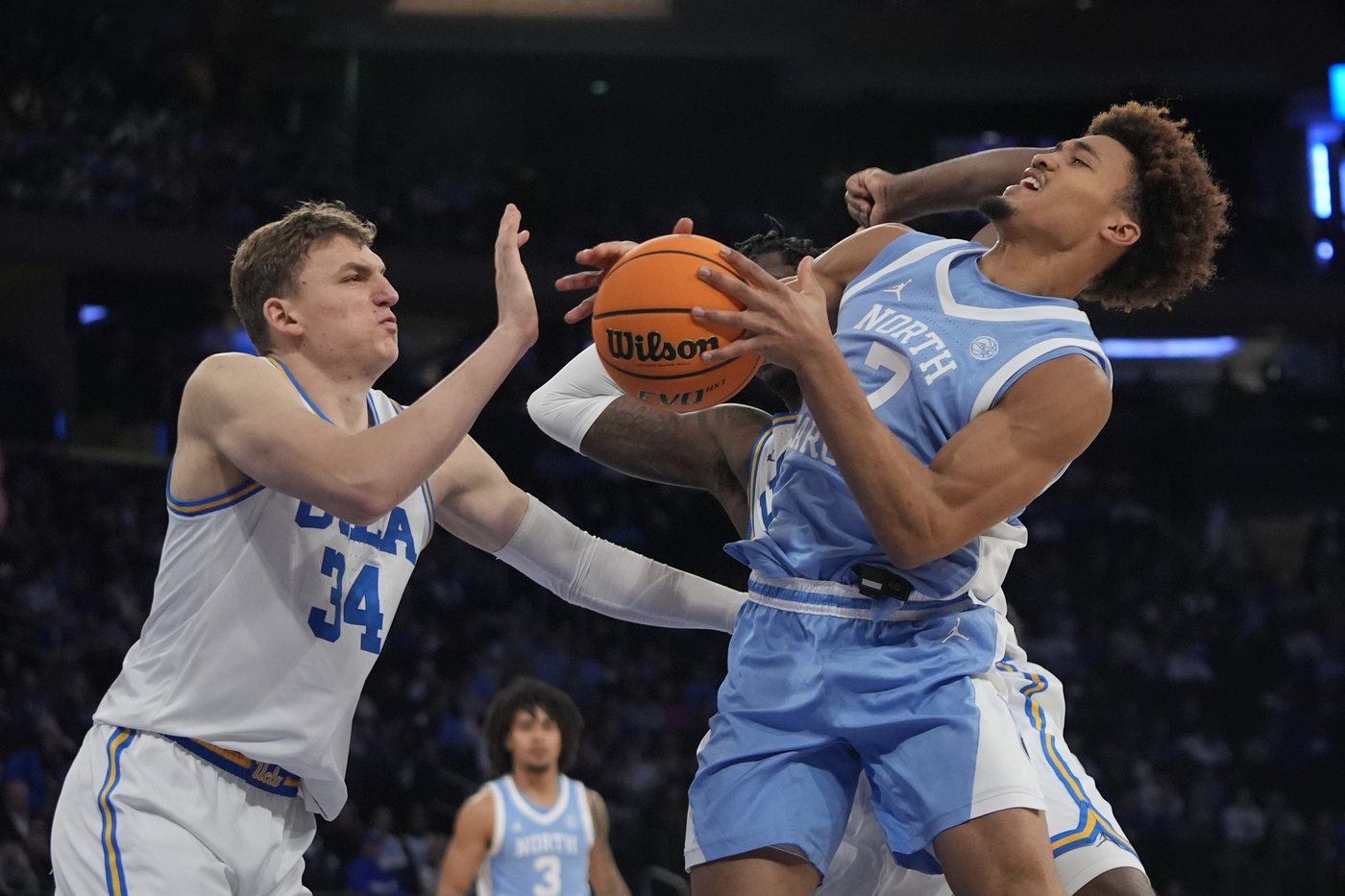 RJ Davis rallies North Carolina past No. 18 UCLA 76-74 in CBS Sports Classic | iNFOnews.ca