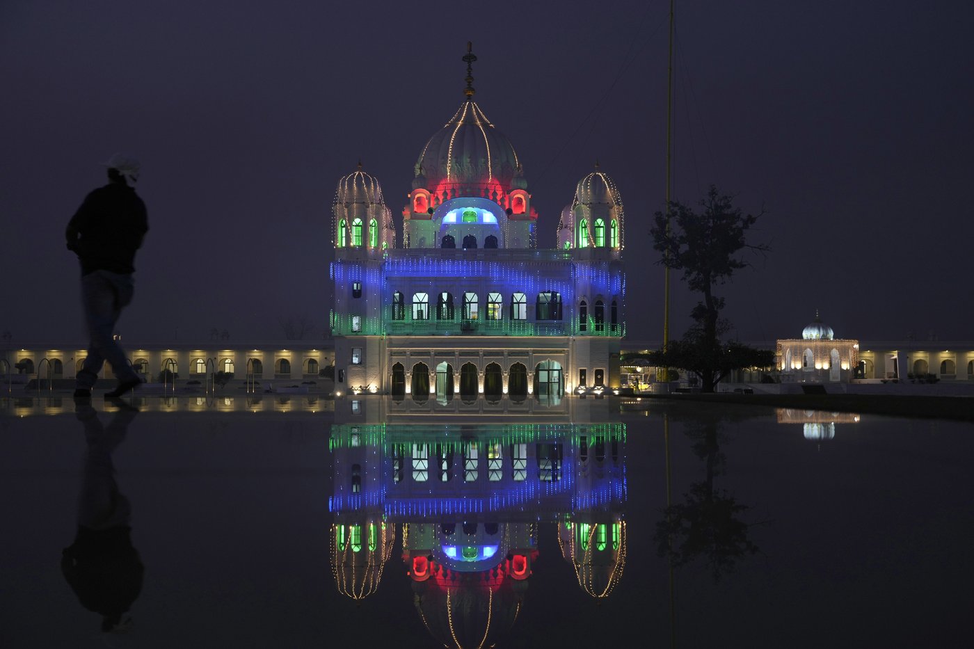 Thousands of Indian Sikhs visit the shrine of the founder of their religion to mark his birthday | iNFOnews.ca Thousands of Indian Sikhs visit the shrine of the founder of their religion to mark his birthday | iNFOnews.ca