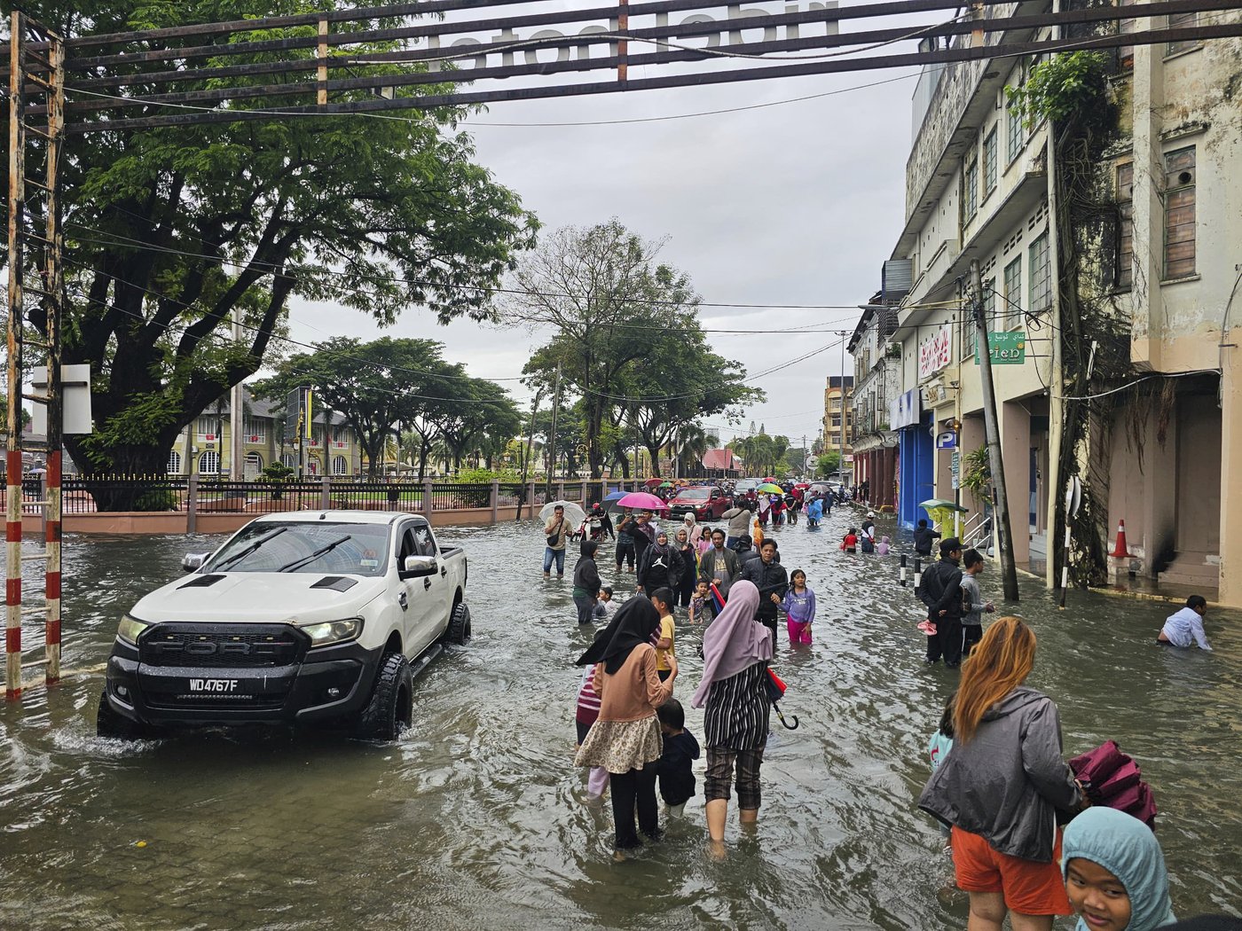 3 dead and over 90,000 displaced as Malaysia prepares for its worst floods in a decade | iNFOnews.ca 3 dead and over 90,000 displaced as Malaysia prepares for its worst floods in a decade | iNFOnews.ca